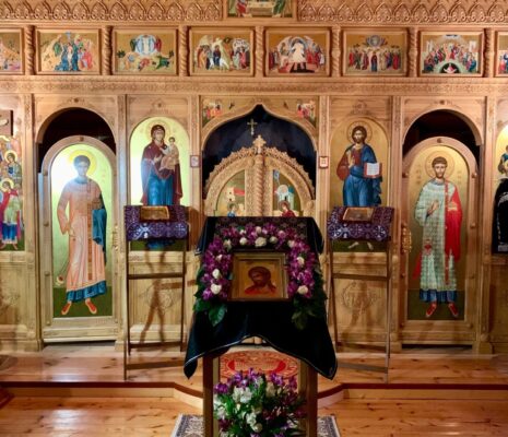 В храме в честь Собора Двенадцати апостолов установлен новый иконостас